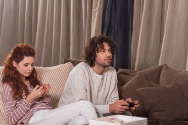 video oyun oynarken erkek bekleyen kız