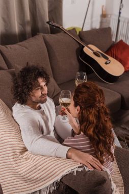 gözlük şampanya ile tutarak ve birbirine bakarak çift yüksek açılı görünüş