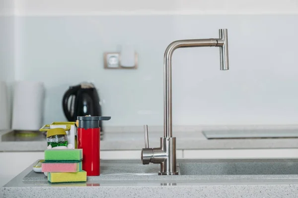 キッチンの水道の近く食器洗いスポンジ — ストック写真