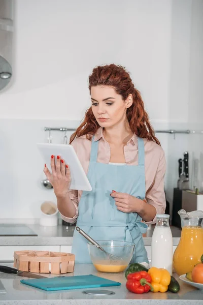 Mulher Olhando Para Receita Para Cozinhar Comprimido — Fotografia de Stock Grátis