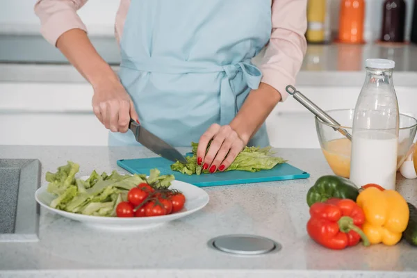 サラダ用の野菜を切る女性のトリミングされた画像 — ストック写真
