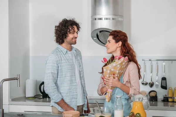 Boyfriend Presenting Bouquet Tulips Girlfriend Kitchen — Free Stock Photo