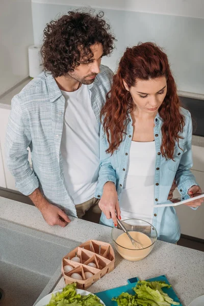 Aus Der Vogelperspektive Freundin Bereitet Teig Mit Rezept Auf Tablet — kostenloses Stockfoto