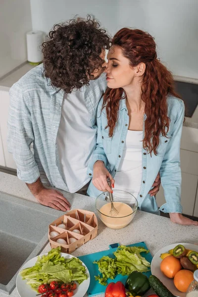 Vista Alto Angolo Coppia Eterosessuale Baciare Cucina — Foto Stock