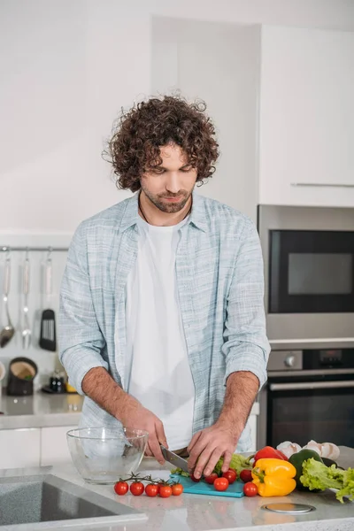 Homem Bonito Cortando Legumes Para Salada — Fotografia de Stock