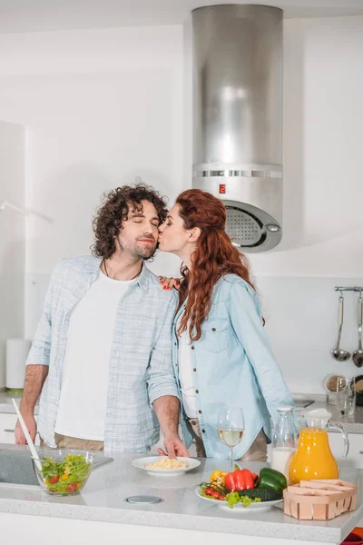 Girlfriend Kissing Happy Boyfriend Kitchen — Free Stock Photo