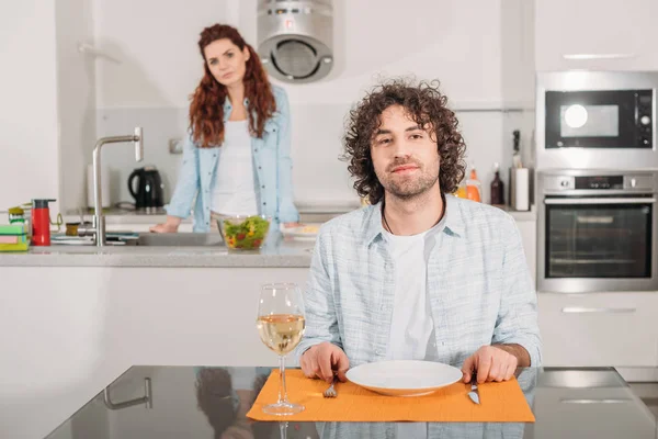 Freund Wartet Auf Essen Und Blickt Kamera — Stockfoto