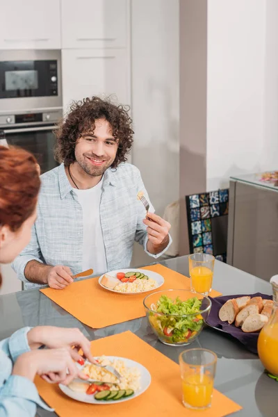 Happy Couple Eating Kitchen Home — Free Stock Photo