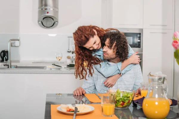 Happy Girlfriend Hugging Boyfriend Back Kitchen — Stock Photo, Image