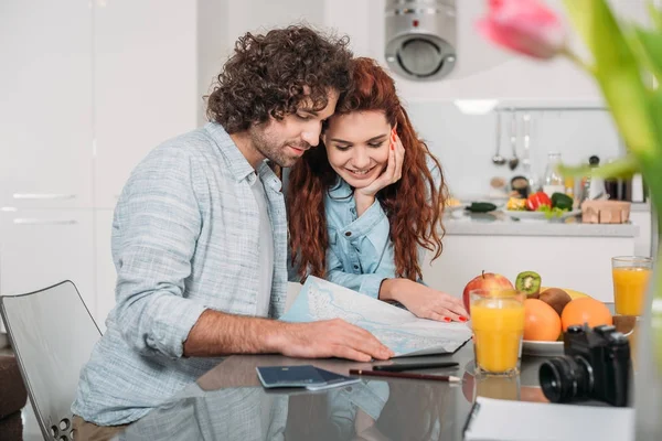 Couple Travelers Planning Trip Looking Map — Stock Photo, Image