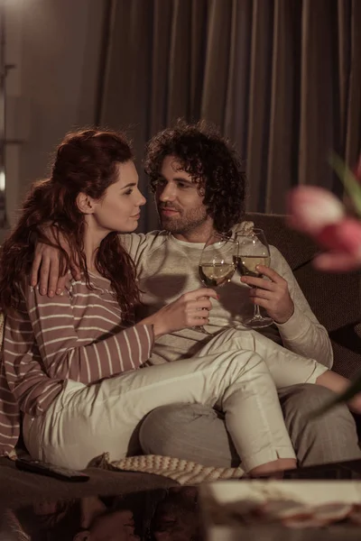 çift kanepe bardak şampanya ile akşamları oturup...