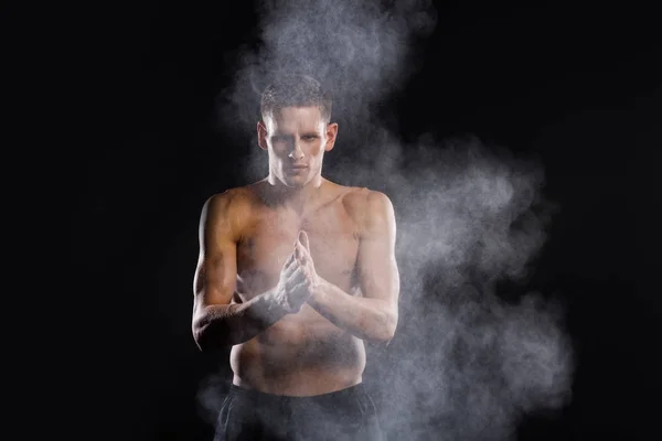 Sin Camisa Joven Deportista Aplicando Talco Las Manos Mirando Cámara — Foto de stock gratis