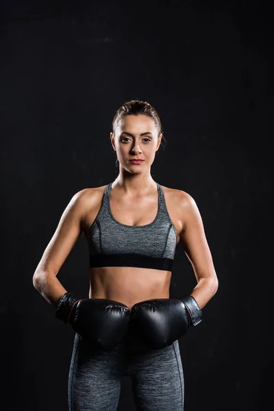 Atletisk Idrottskvinna Boxning Handskar Tittar Kameran Isolerade Svart — Stockfoto