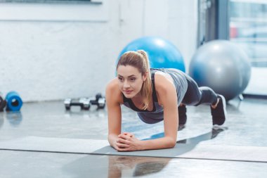tahta egzersiz yoga mat yapmak sportif genç kadın