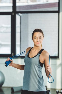 spor salonunda kamera bakarak ip atlama ile sporcumuz portresi