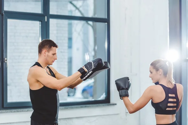 年轻运动情侣拳击的侧面图在健身房 — 免费的图库照片