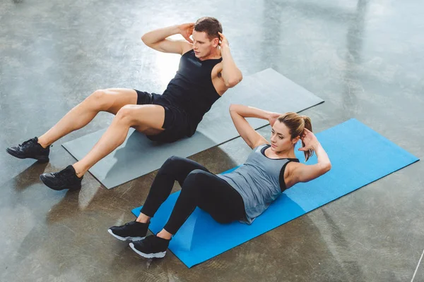 Vista Ángulo Alto Joven Pareja Deportiva Haciendo Ejercicios Abdominales Gimnasio —  Fotos de Stock