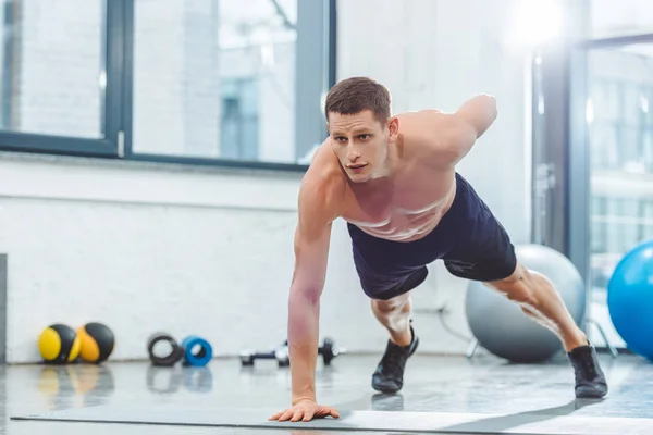 Pemuda Olahragawan Tampan Bertelanjang Dada Melakukan Push Tikar Yoga — Stok Foto