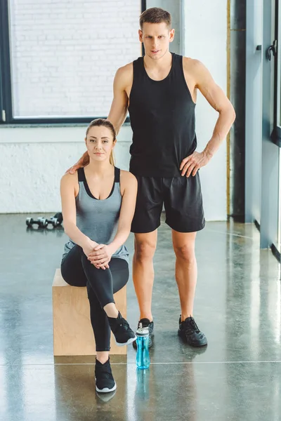 Young Sportive Couple Looking Camera Gym — Free Stock Photo