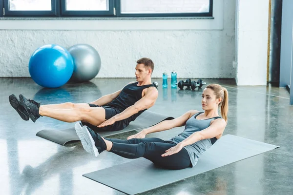 Casal Fazendo Exercícios Abdominais Esteiras Antes Treino Ginásio — Fotografia de Stock