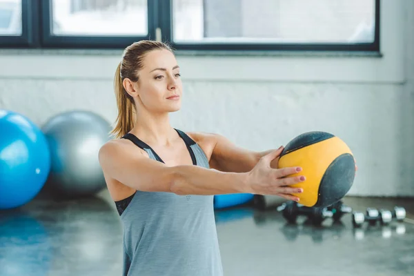 Porträtt Idrottskvinna Gör Övningar Med Boll Gymmet — Stockfoto