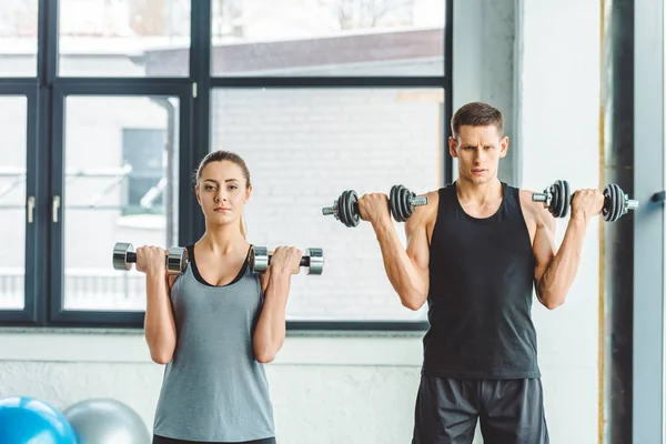 Enfocado Joven Hombre Mujer Ejercitando Con Mancuernas Gimnasio — Foto de Stock