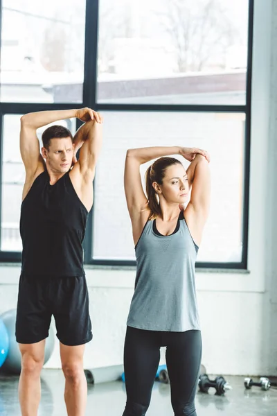 Porträtt Ungt Par Uppvärmning Före Träning Gym — Stockfoto