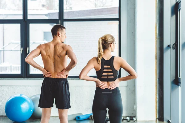 Vista Posteriore Coppia Che Riscalda Dopo Allenamento Palestra — Foto Stock