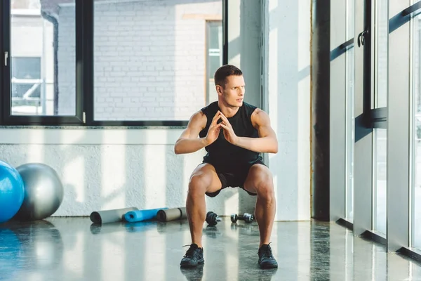 Joven Deportista Concentrado Haciendo Ejercicio Gimnasio — Foto de Stock