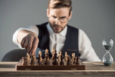 satranç oynamayı odaklı genç işadamı seçici odak