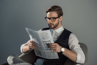 gri izole gazete okuyan gözlük yakışıklı genç işadamı portresi 