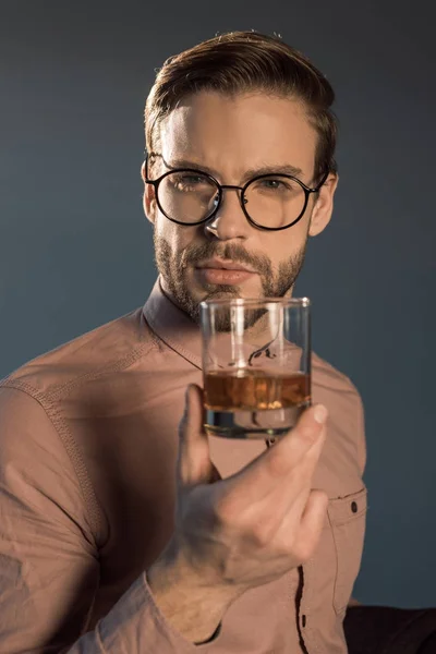 Närbild Snygg Ung Man Glasögon Hålla Glas Whisky Och Tittar — Stockfoto