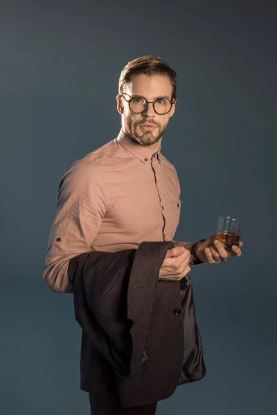 Κομψό Νεαρό Άνδρα Στα Γυαλιά Κρατώντας Σακάκι Κοστούμι Και Ποτήρι — Φωτογραφία Αρχείου