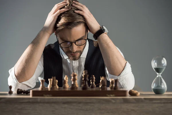 Focalizzato Giovane Uomo Affari Occhiali Che Gioca Scacchi — Foto Stock