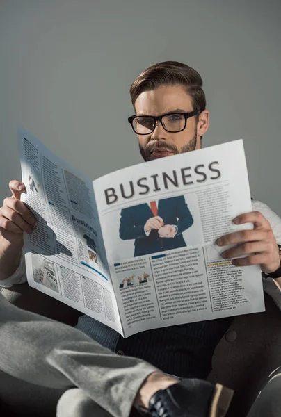 Retrato Jovem Empresário Elegante Óculos Lendo Jornal Isolado Cinza — Fotografia de Stock