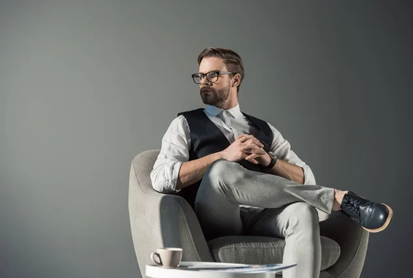 Retrato Joven Hombre Negocios Guapo Gafas Mirando Hacia Otro Lado — Foto de Stock