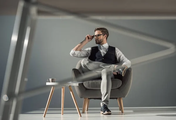 Selektiver Fokus Eines Gut Aussehenden Stylischen Jungen Mannes Der Sessel — kostenloses Stockfoto