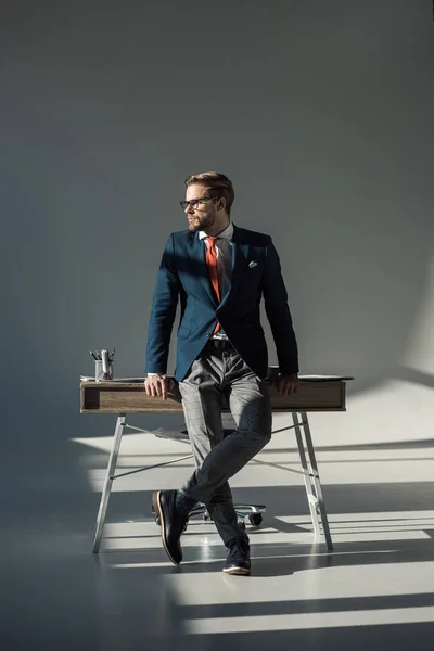 Joven Hombre Negocios Con Estilo Ropa Formal Sentado Mesa Mirando — Foto de Stock