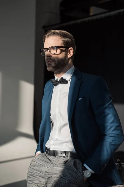 Schöner Stylischer Junger Geschäftsmann Mit Brille Und Fliege Der Wegschaut — Stockfoto