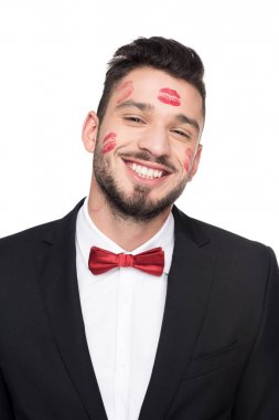 beyaz izole yüzünde dudak izleri olan yakışıklı adam gülüyor