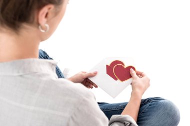 Sevgililer holding kartpostal ve zarf üzerinde beyaz izole kız kırpılmış görüntü