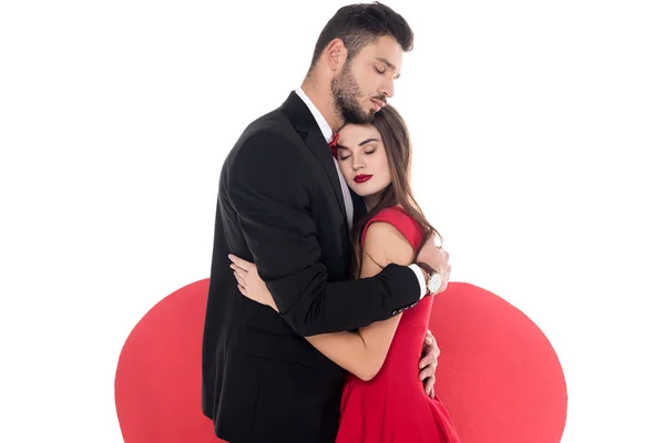 Pareja Abrazando Cerca Gran Corazón Aislado Blanco San Valentín Concepto — Foto de stock gratis