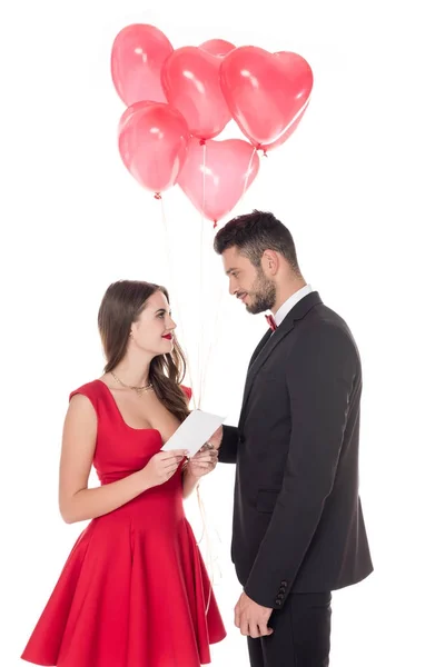 Namorado Apresentando Balões Forma Coração Envelope Para Namorada Isolado Branco — Fotografia de Stock