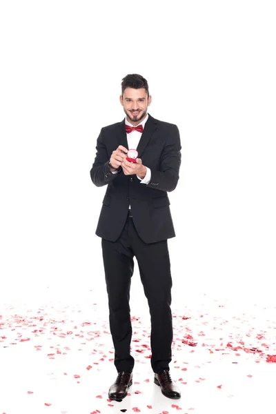 Homem Bonito Mostrando Caixa Vermelha Com Anéis Casamento Isolado Branco — Fotografia de Stock