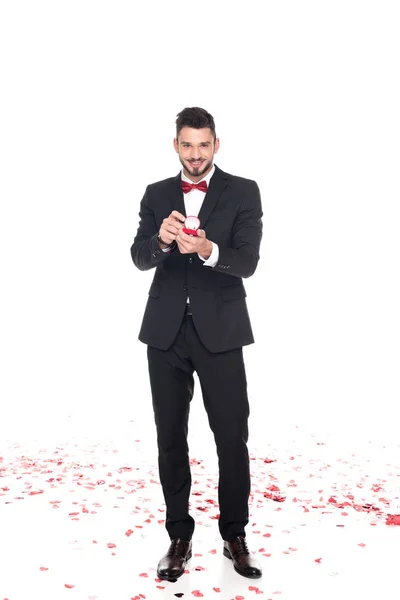 Hombre Guapo Mostrando Caja Roja Con Anillos Matrimonio Aislados Blanco — Foto de Stock