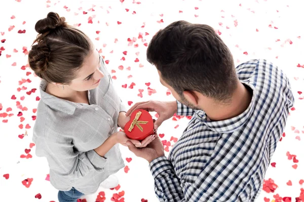 Vue Aérienne Petite Amie Donnant Petit Ami Boîte Cadeau Isolé — Photo