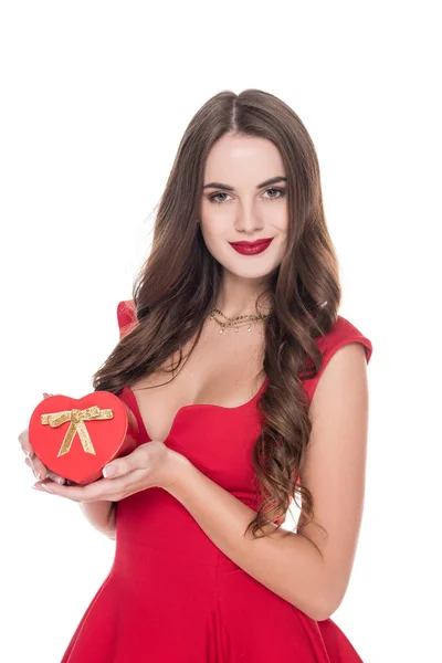 Приваблива Дівчина Червоній Сукні Тримає Подарункову Коробку Ізольовано Білому Концепція — стокове фото