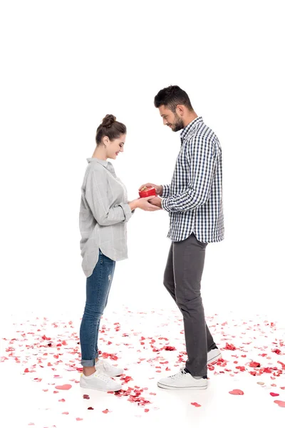 Přítel Dává Přítelkyně Krabičce Izolované Bílém Valentines Day Koncept — Stock fotografie