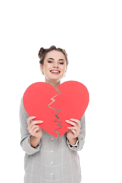 Ευτυχισμένος Κορίτσι Κρατώντας Δύο Κομμάτια Χαρτιού Καρδιά Που Απομονώνονται Λευκό — Φωτογραφία Αρχείου