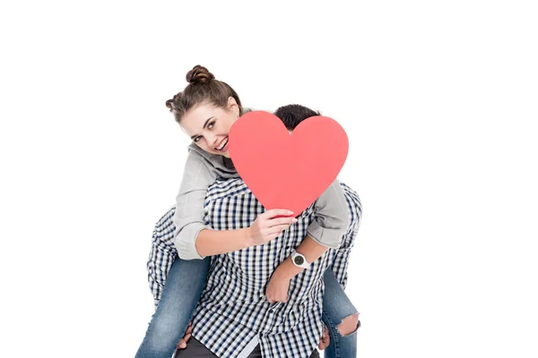 Novio Dando Piggyback Novia Ella Cubriendo Cara Con Corazón Rojo — Foto de Stock